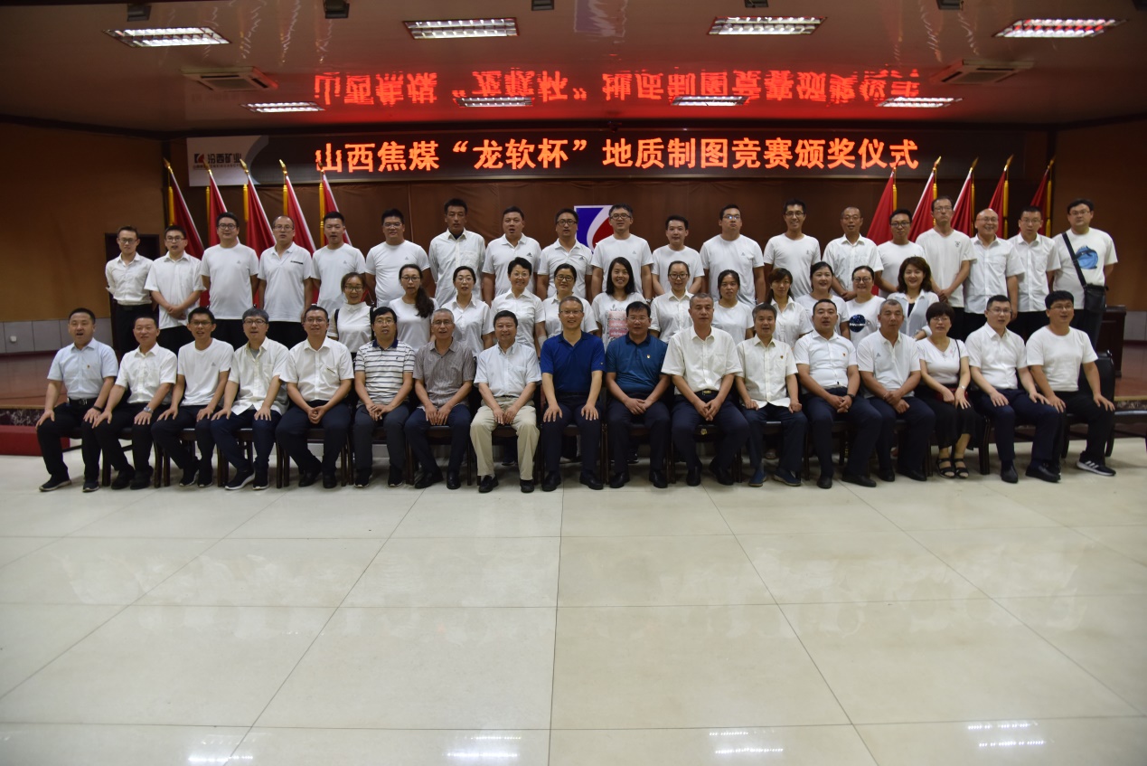 参赛人员合影留念.jpg 参赛人员合影留念.jpg