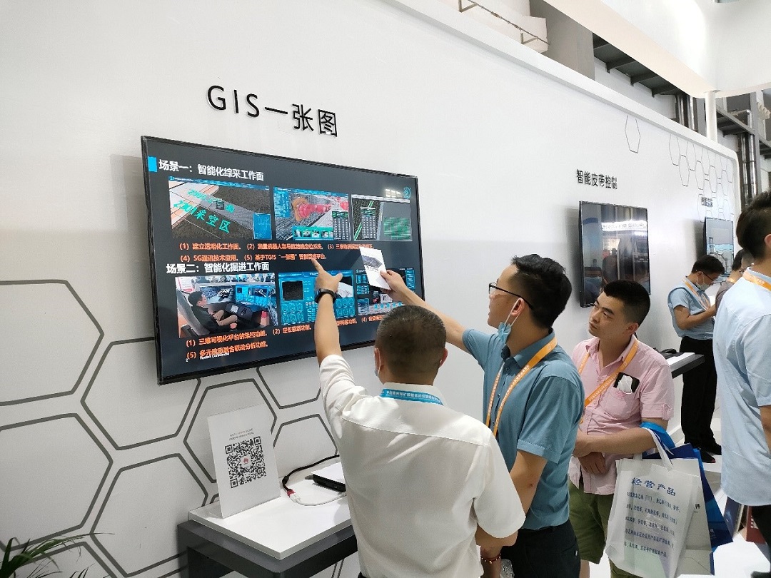在华为联合展台与客户交流.jpg 在华为联合展台与客户交流.jpg